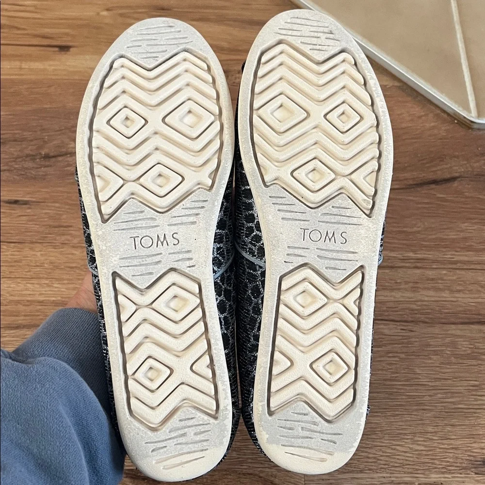 TOMS Women's Black and Silver Patterned Flats
